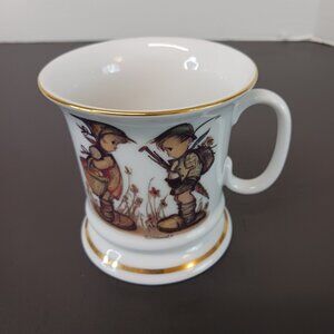 M J Hummel Coffee Mug 8 oz. Porzellan Germany Goebel Off to Town/Looks Like Rain